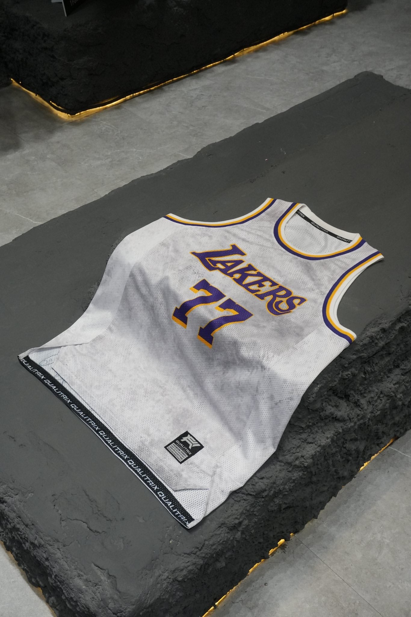 LAKERS ACID WASHED MESH JERSEY
